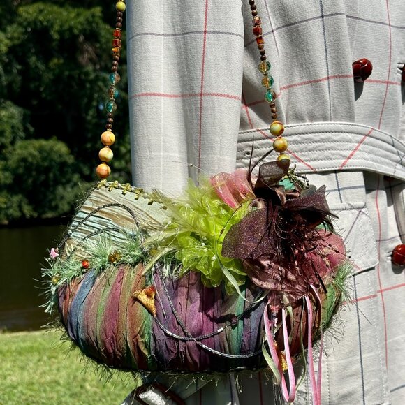 VINTAGE Mary Frances Feather and Ribbon Floral Beaded Bag - Picture 5 of 16